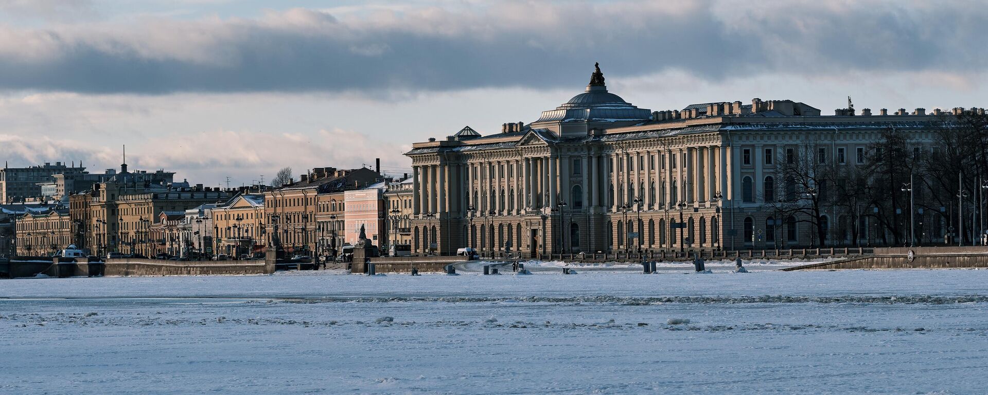 Рака Нява і Універсітэцкая набярэжная ў Санкт-Пецярбургу - Sputnik Беларусь, 1920, 21.12.2025