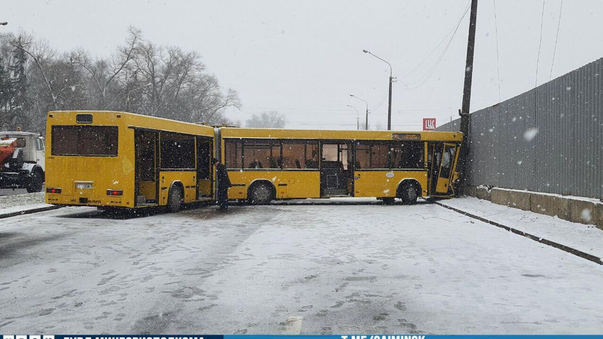 ДТП с участием рейсового автобуса в Минске - Sputnik Беларусь, 1920, 04.04.2023
