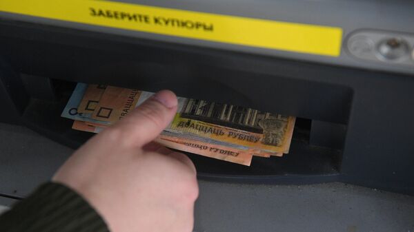 Деньги в банкомате - Sputnik Беларусь