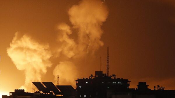 Дым поднимается над зданиями в городе Газа после нанесения Израилем воздушных ударов - Sputnik Беларусь