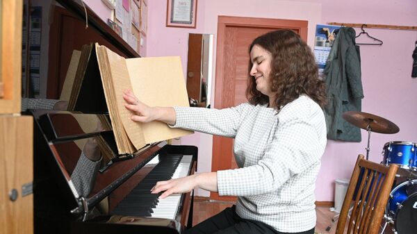 Ноты на пальцах: как живет и работает незрячая пианистка из Минска ― видео - Sputnik Беларусь