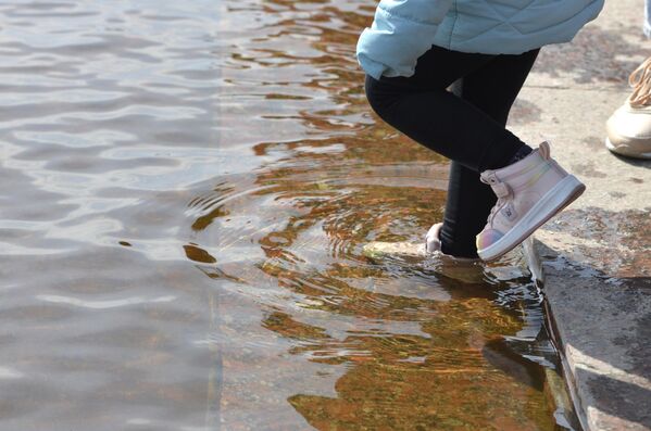 Высокий уровень воды прохожих не останавливает, а некоторые намеренно подходят поближе, не боясь промочить ботинки. - Sputnik Беларусь