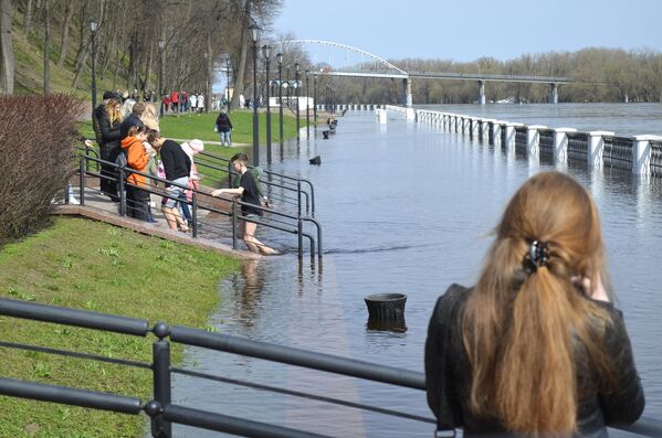 Гомельчане активно фотографируются для социальных сетей на фоне разлившейся реки, такие кадры сделать удается далеко не каждый день. - Sputnik Беларусь
