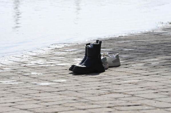 Наиболее предприимчивые жители Гомеля оставляют обувь на импровизированном берегу, чтобы прогуляться по набережной. - Sputnik Беларусь