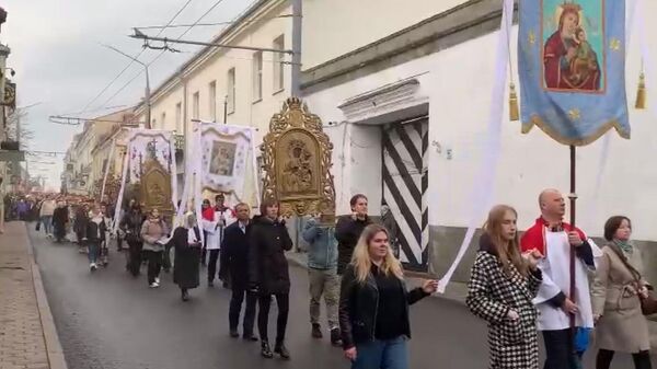Католики Гродно прошли крестным ходом по центральным улицам – видео - Sputnik Беларусь