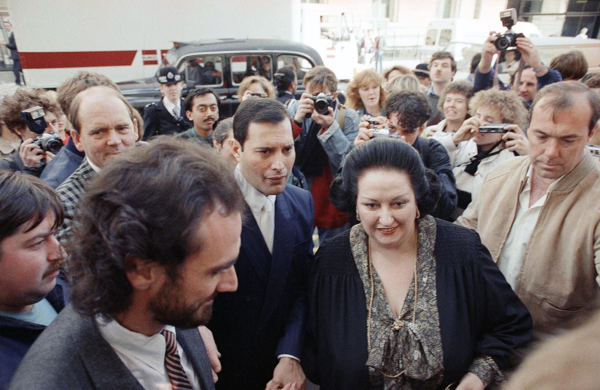 Фредди Меркьюри (в центре слева) прибывает 10 октября 1988 года с Монтсеррат Кабалье в Королевский Альберт-холл в Лондоне, где они представили свой хит Barcelona - Sputnik Беларусь, 1920, 10.04.2023