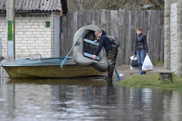 Паводок пересадил людей из автомобилей в лодки - Sputnik Беларусь