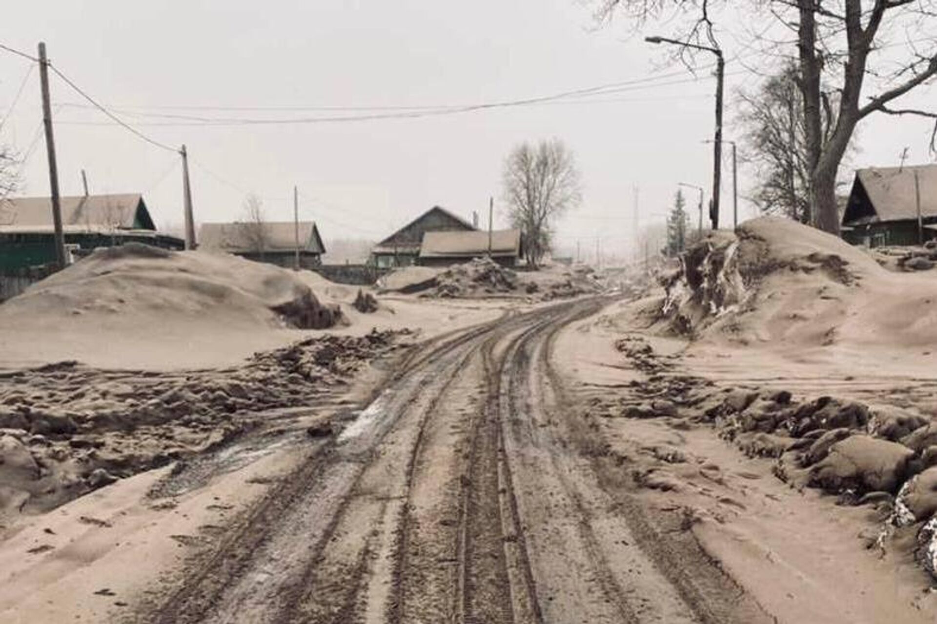 Дорога, покрытая пеплом в результате извержения вулкана - Sputnik Беларусь, 1920, 12.04.2023