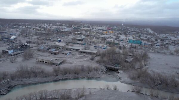 Накрытый пеплом поселок на Камчатке сняли с высоты птичьего полета ― видео - Sputnik Беларусь