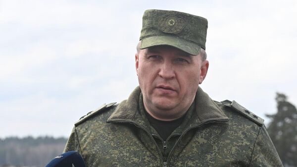 Министр обороны Виктор Хренин на полигоне - Sputnik Беларусь