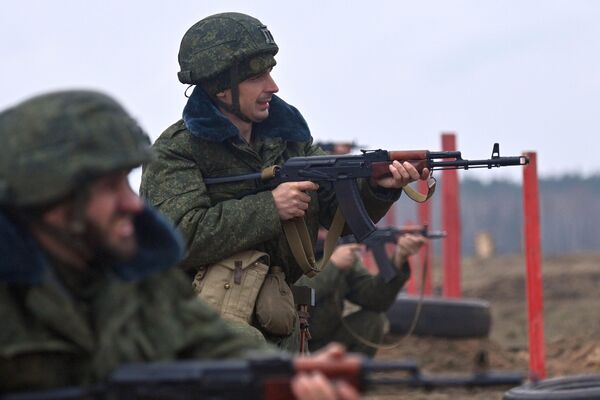 Резервисты проходят этап боевого слаживания на полигоне в Брестской области - Sputnik Беларусь