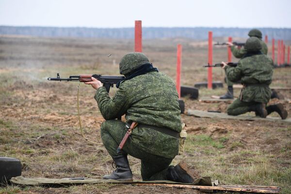 Резервисты в поле вспоминают не только, как пользоваться автоматом, но и оттачивают технику, стреляя из различных положений - Sputnik Беларусь