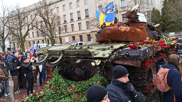  Танка Т-72, установленный проукраинскими активистами у здания российского посольства в центре Берлина - Sputnik Беларусь
