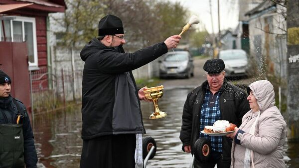 В Гомеле священник в Великую субботу приплыл к людям на лодке - Sputnik Беларусь