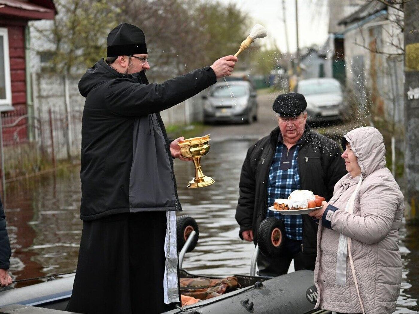 В Гомеле священник в Великую субботу приплыл к людям на лодке - 15.04.2023,  Sputnik Беларусь