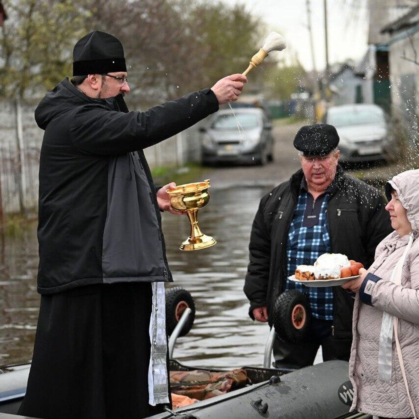 В Гомеле священник в Великую субботу приплыл к людям на лодке - 15.04.2023,  Sputnik Беларусь