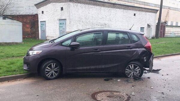 Пьяный водитель врезался в припаркованный автомобиль и скрылся с места ДТП - Sputnik Беларусь