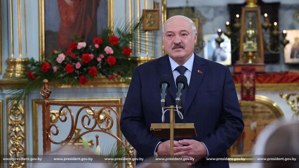Александр Лукашенко посетил Спасо-Преображенскую церковь в Шклове - Sputnik Беларусь