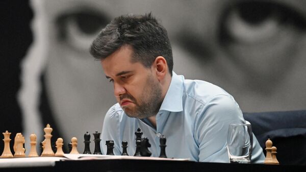 Гроссмейстер Ян Непомнящий (Россия) в четвертой партии матча против Дин Лижэня (Китай)  - Sputnik Беларусь