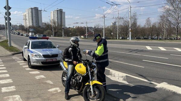 Мотоциклист и сотрудник ГАИ - Sputnik Беларусь