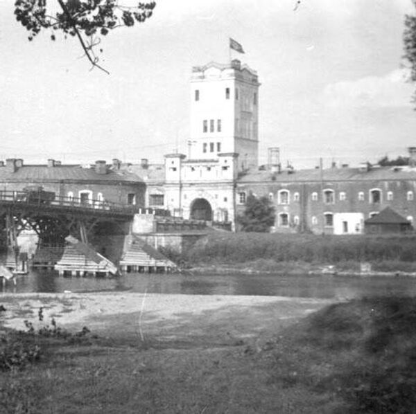 Тереспольские ворота под немецким флагом 17 сентября 1939 года. - Sputnik Беларусь