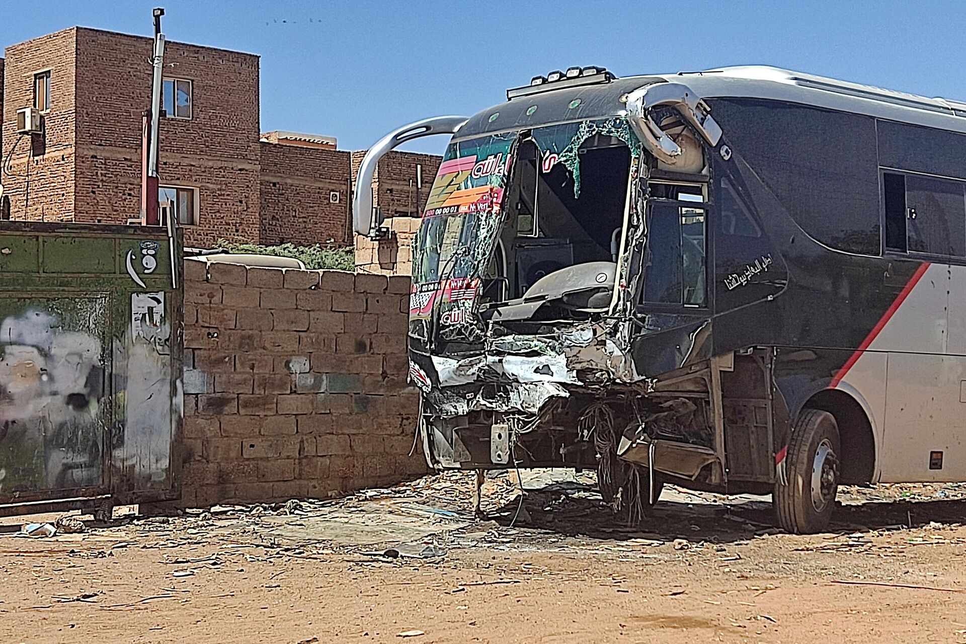 Разрушенный автобус в результате боевых столкновений в Хатруме, Судан, 18 апреля 2023 - Sputnik Беларусь, 1920, 22.04.2023