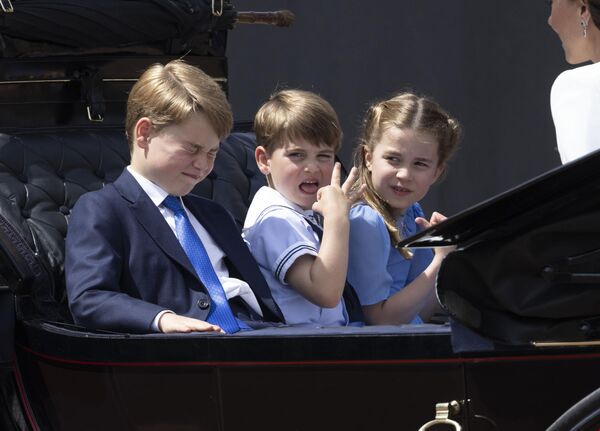 В карете с братом принцем Джорджем и сестрой принцессой Шарлоттой юный принц Луи в матросском костюмчике слишком восторженно махал толпе. - Sputnik Беларусь