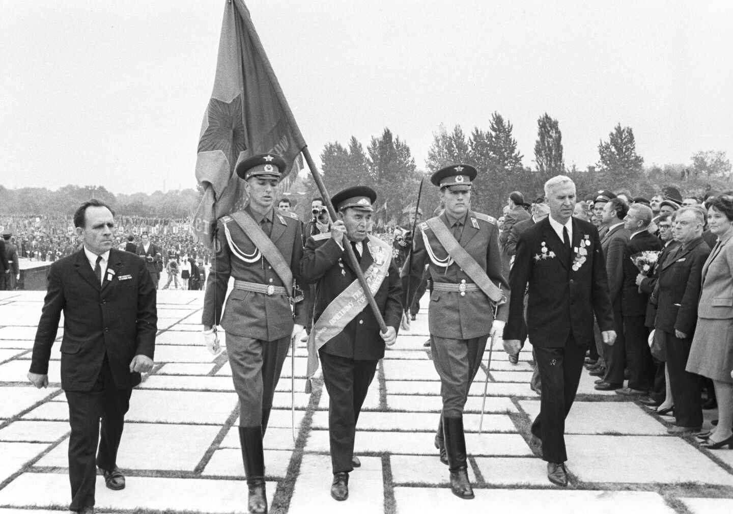 Открытие мемориала Брестская крепость-герой. Знаменосец - Герой Советского Союза Петр Михайлович Гаврилов - Sputnik Беларусь