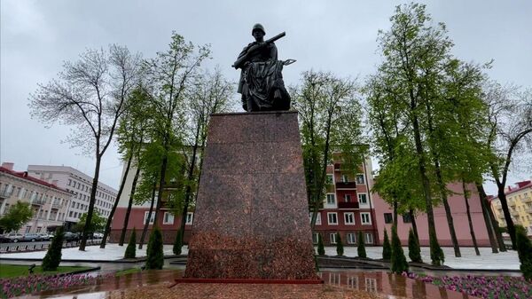 Ждут только звезду: в Гомеле обновили мемориал Вечный огонь  - Sputnik Беларусь