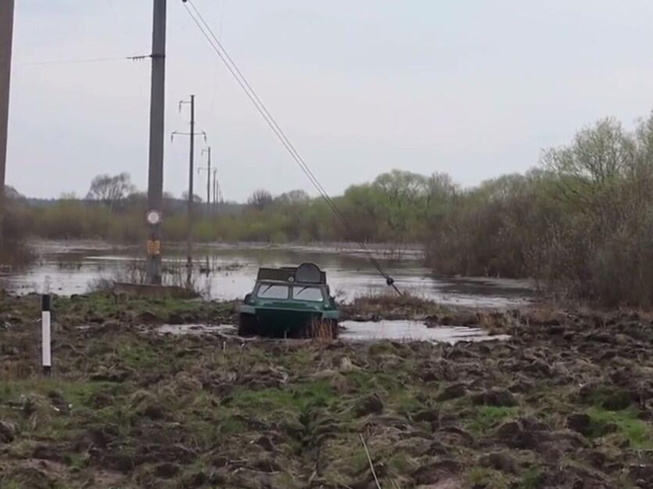 В болоте не тонут: экстремальное дежурство пинских энергетиков ― видео -  27.04.2023, Sputnik Беларусь