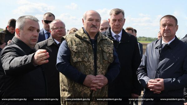 Александр Лукашенко 28 апреля во время рабочей поездки в Ветковский район Гомельской области - Sputnik Беларусь