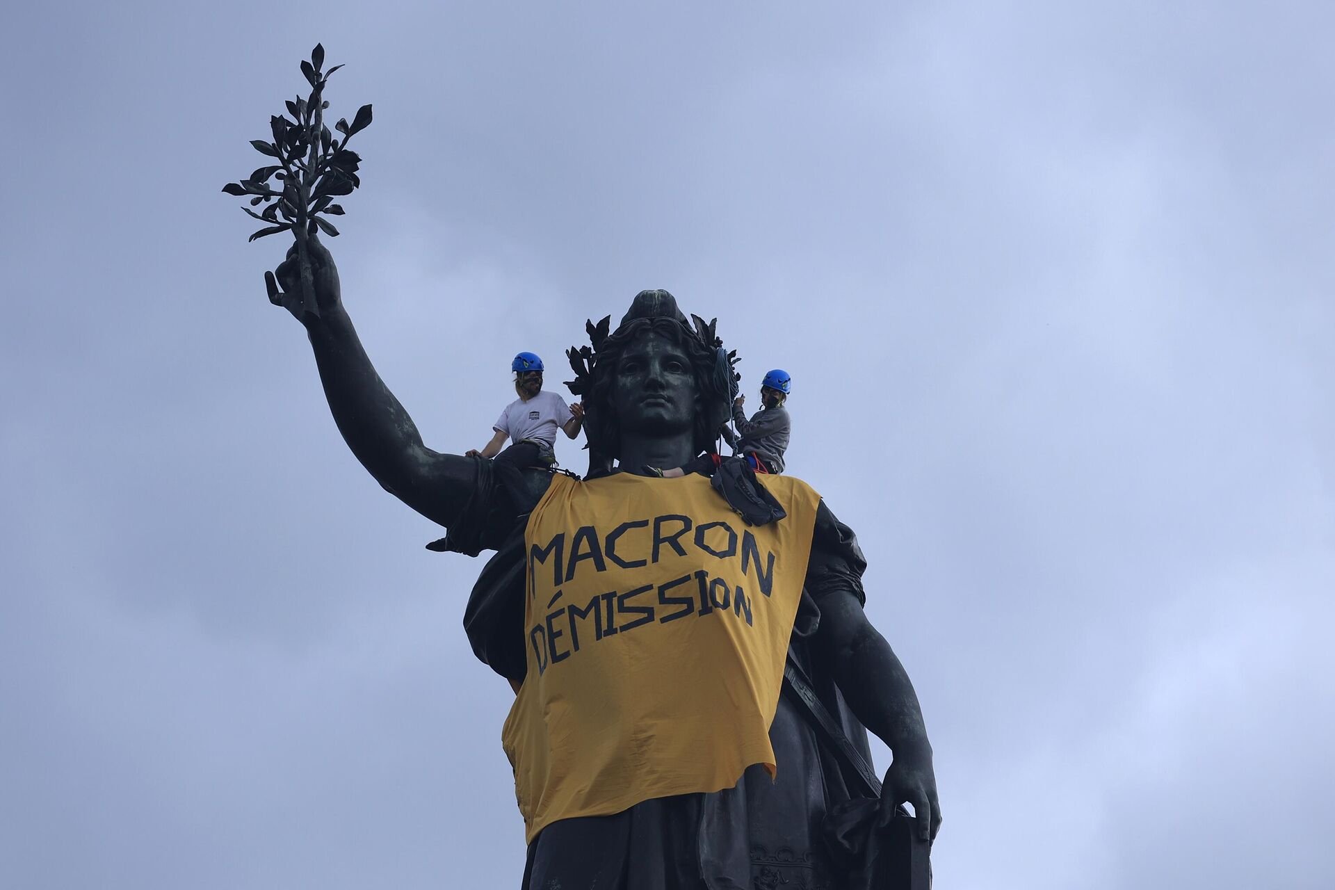 Активисты задрапировали статую на площади Республики транспарантом с надписью Макрона в отставку - Sputnik Беларусь, 1920, 01.05.2023