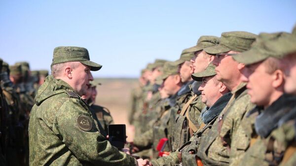 Генерал-лейтенант Виктор Хренин наградил военнообязанных, показавших лучшие результаты по предметам боевой подготовки - Sputnik Беларусь