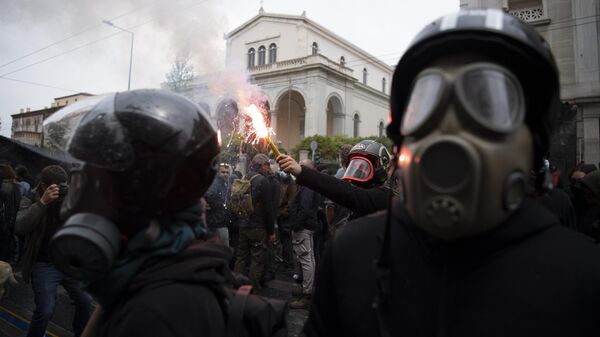 Протестующий держит факел во время первомайского митинга в Афинах, Греция, 1 мая 2023 года - Sputnik Беларусь