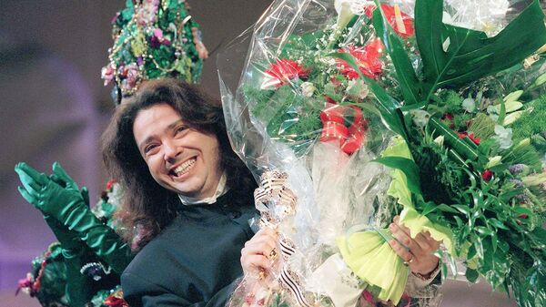 Валентин Юдашкин после показа своей коллекции на Московской неделе моды, 1 декабря 1996 года - Sputnik Беларусь