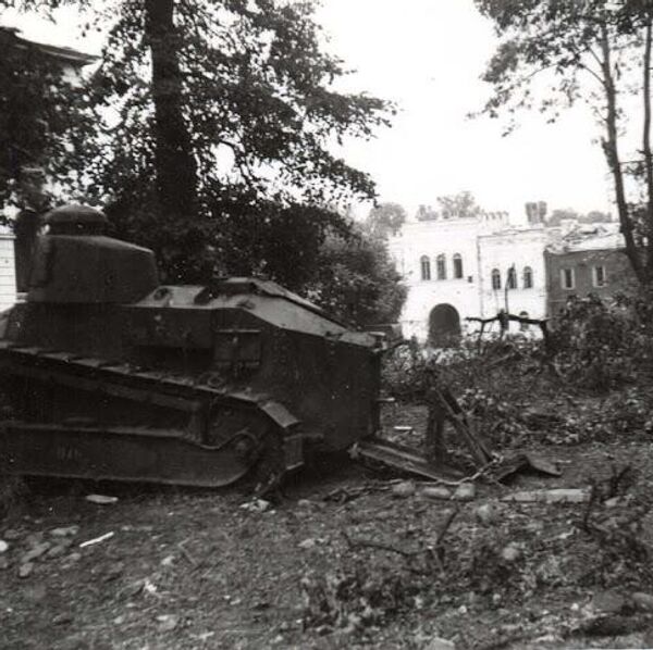 Сработали и поставленные мины, на которых подорвалось несколько машин, а солдаты из пулеметов и винтовок косили немецких пехотинцев. - Sputnik Беларусь