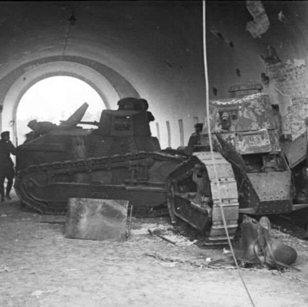 Танки Renault FT-17 польской армии выступили в качестве заслона у ворот Цитадели.  - Sputnik Беларусь