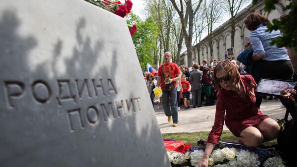 Участники марша Бессмертный полк возлагают цветы к памятнику на кладбище Пер-Лашез в Париже - Sputnik Беларусь