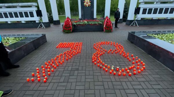 У Гомелі са свечак выклалі сімвал 78-й гадавіны з дня Перамогі – відэа - Sputnik Беларусь