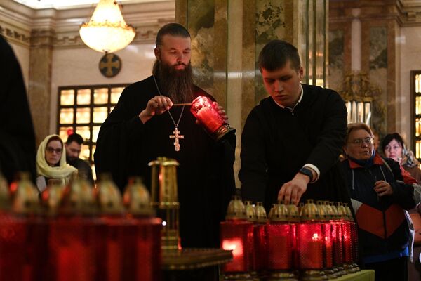 Священнослужители зажгли лампадки, чтобы передать части Огня памяти. - Sputnik Беларусь