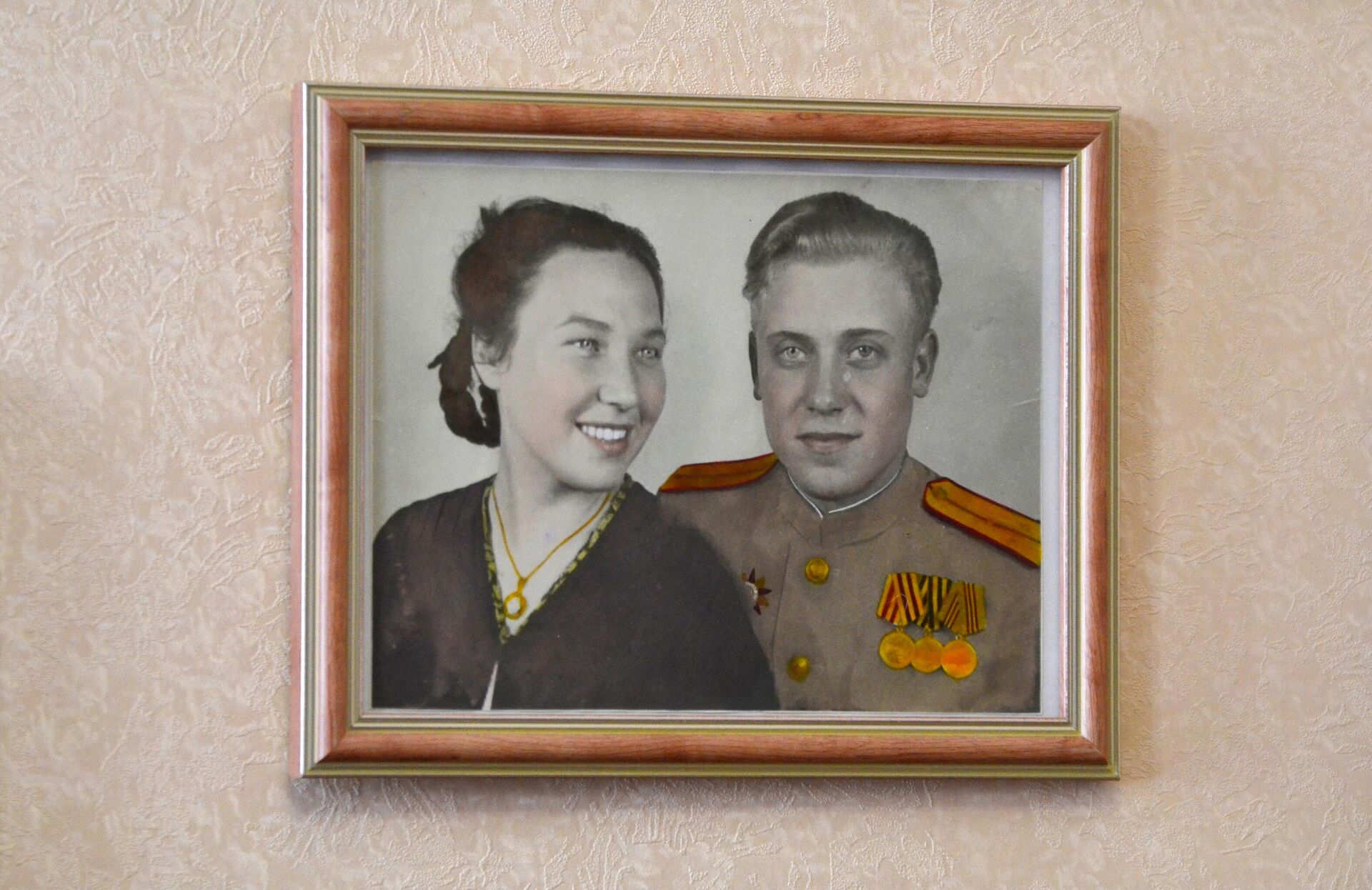 Фронтовая медсестра Аэлита Самсонова на фотографии со своим супругом - Sputnik Беларусь, 1920, 07.05.2023