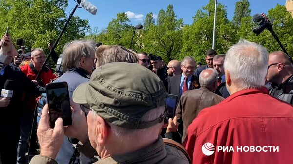 Толпа преградила дорогу российскому послу на мемориальном кладбище в Варшаве - Sputnik Беларусь