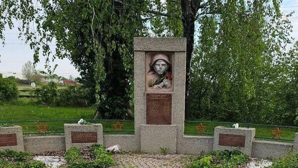 Вандалы осквернили советское воинское захоронение в австрийском городе Эбензее (земля Нижняя Австрия)  - Sputnik Беларусь
