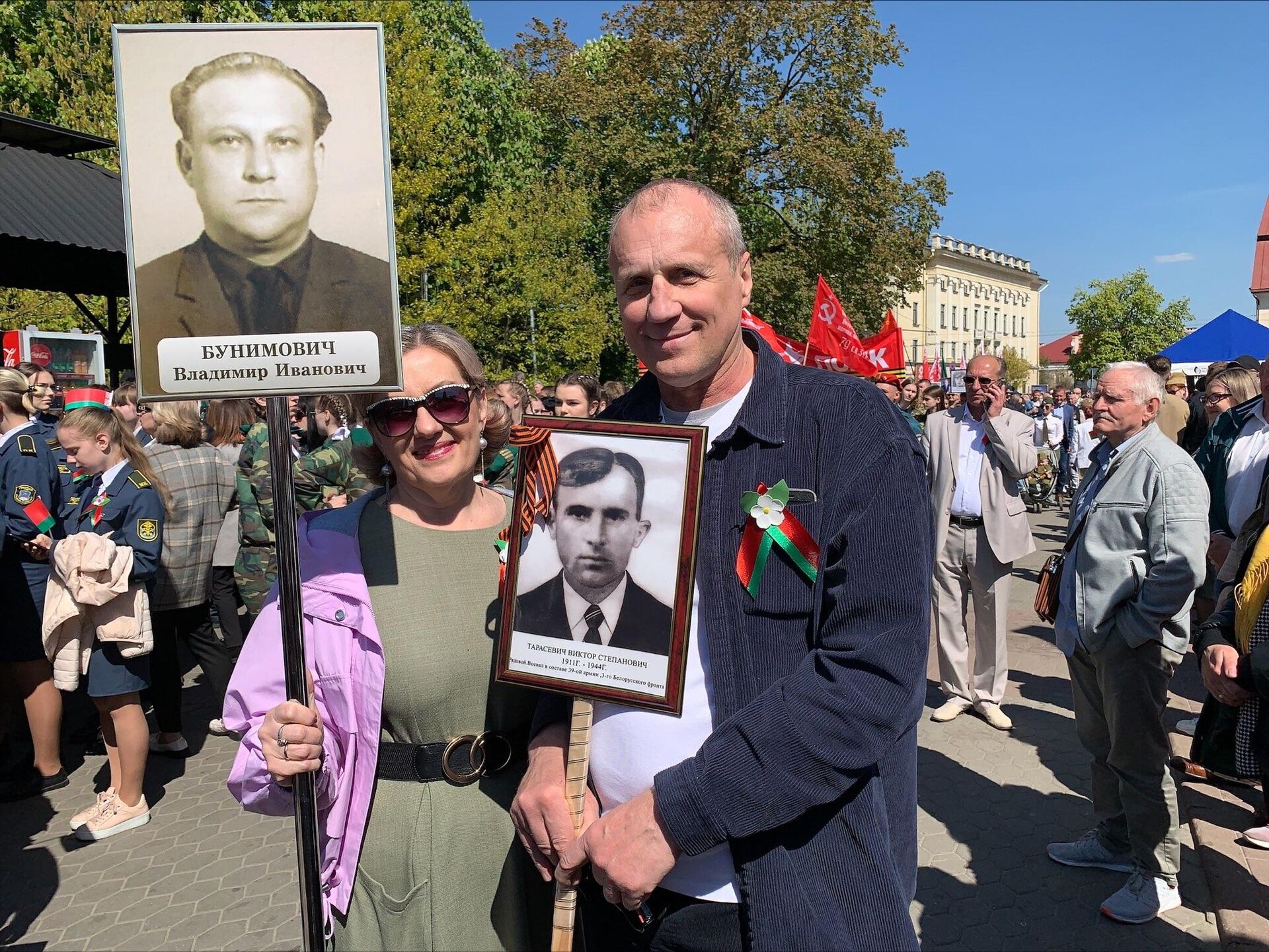 Участник акции Бессмертный полк Виктор Тарасевич с портретом погибшего в 1944 году деда - Sputnik Беларусь, 1920, 09.05.2023