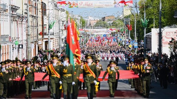 С цветами, песнями и шествиями: в Беларуси отмечают День Победы  - Sputnik Беларусь
