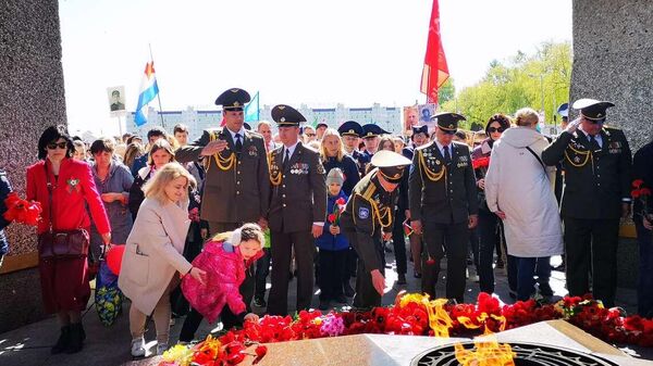 Возложение цветов к Вечному огню мемориала Три штыка Витебска - Sputnik Беларусь