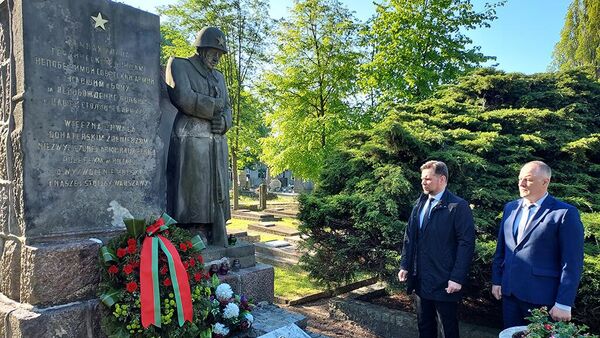 Возложение цветов к памятнику советским воинам в Варшаве - Sputnik Беларусь