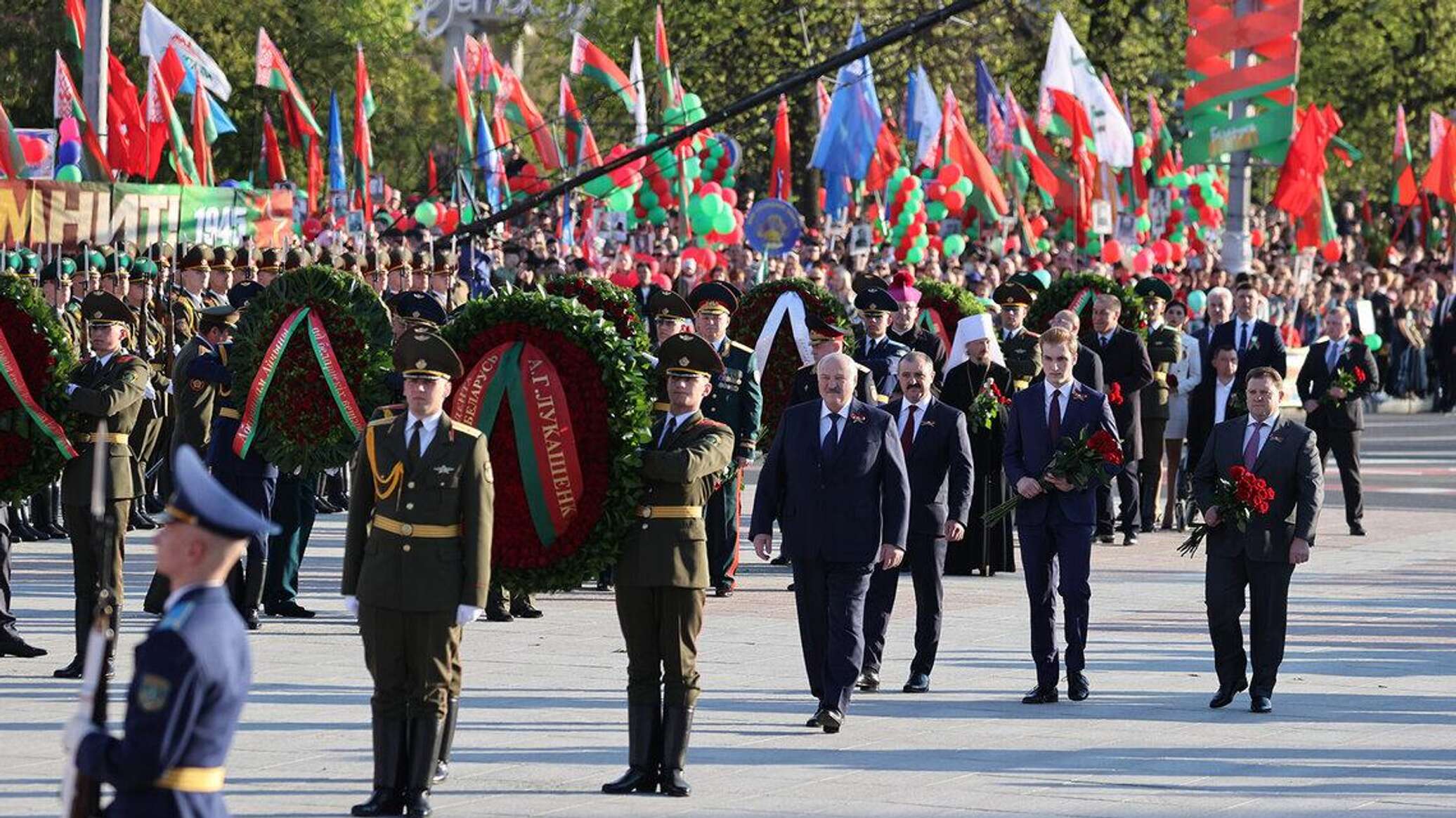 Начало парада в минске. Парад 9 мая Минск. Дукашенкона парадев Минске 9 мая. 9 Мая в Минске площадь Победы. Лукашенко парад 9 мая.