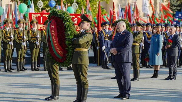 Президент Беларуси Александр Лукашенко 9 мая принял участие в торжественных мероприятиях в честь Дня Победы - Sputnik Беларусь