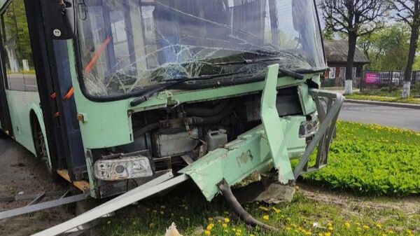 Водитель троллейбуса попал в аварию из-за плохого самочувствия - Sputnik Беларусь